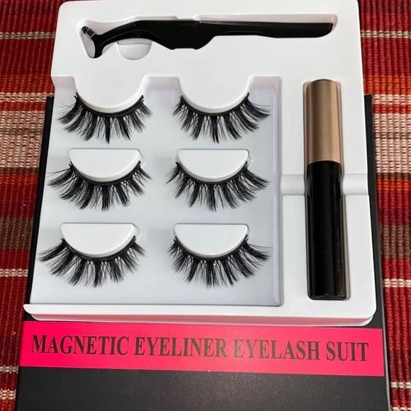 Final Sale!!!!Magnetic eyelashes - Picture 1 of 3